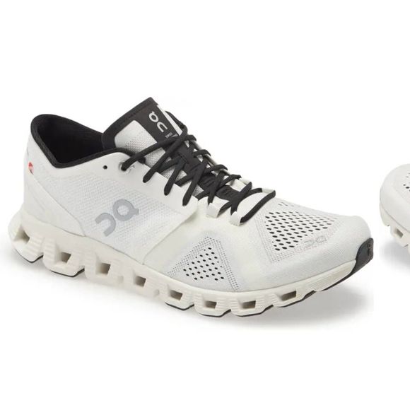 On Running Other - On running Cloud X Training Shoe white/ black- Men
Size 8.5
Box as is